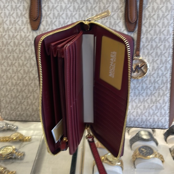 MICHAEL KORS
Leather Continental Wristlet Phone Case Wallet
Oxblood
NWT - Picture 8 of 16